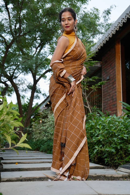 Vyanmi Brown Grid Handloom Saree