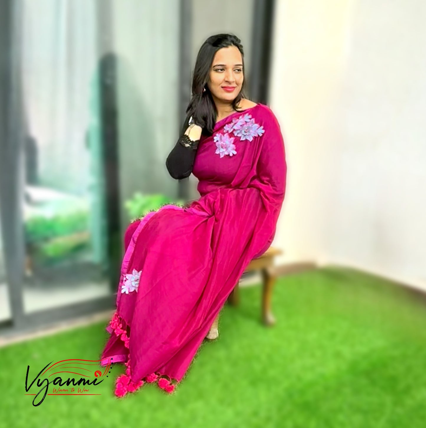 Vyanmi Gulabi Bloom Handloom Saree