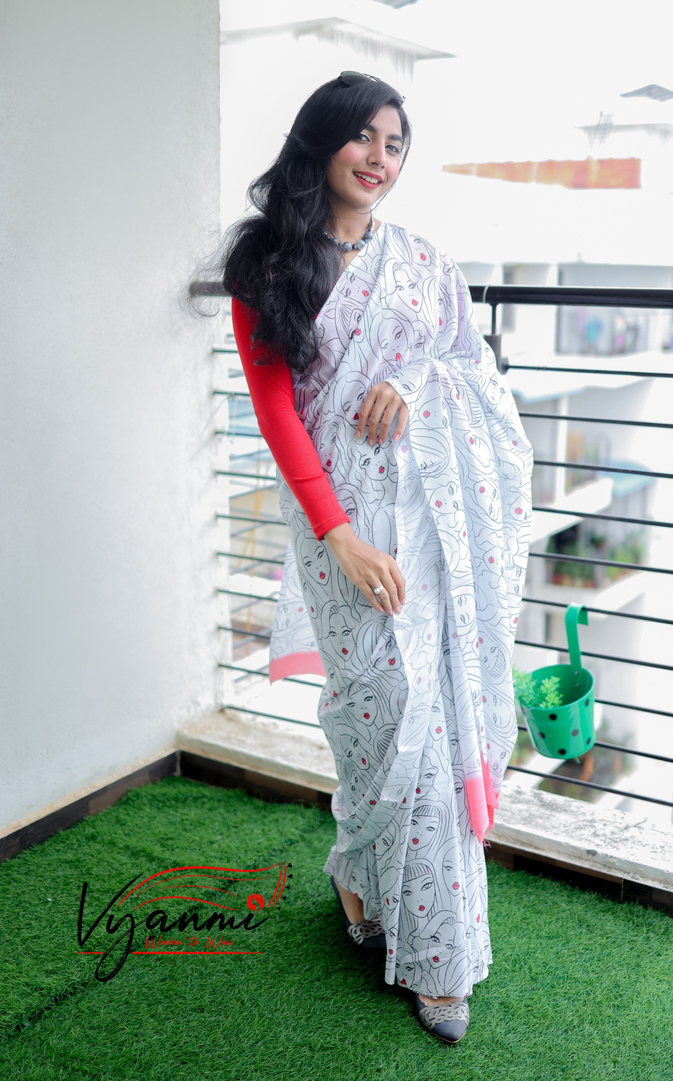 Vyanmi Red Lip Pop Mul Saree