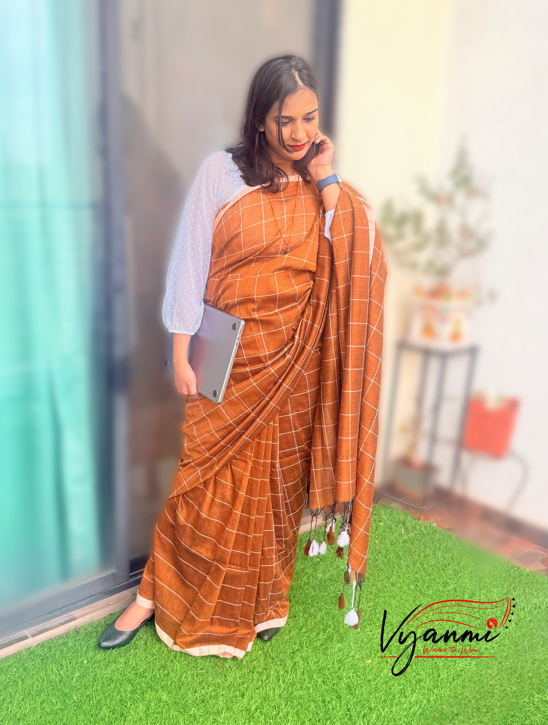 Vyanmi Brown Grid Handloom Saree