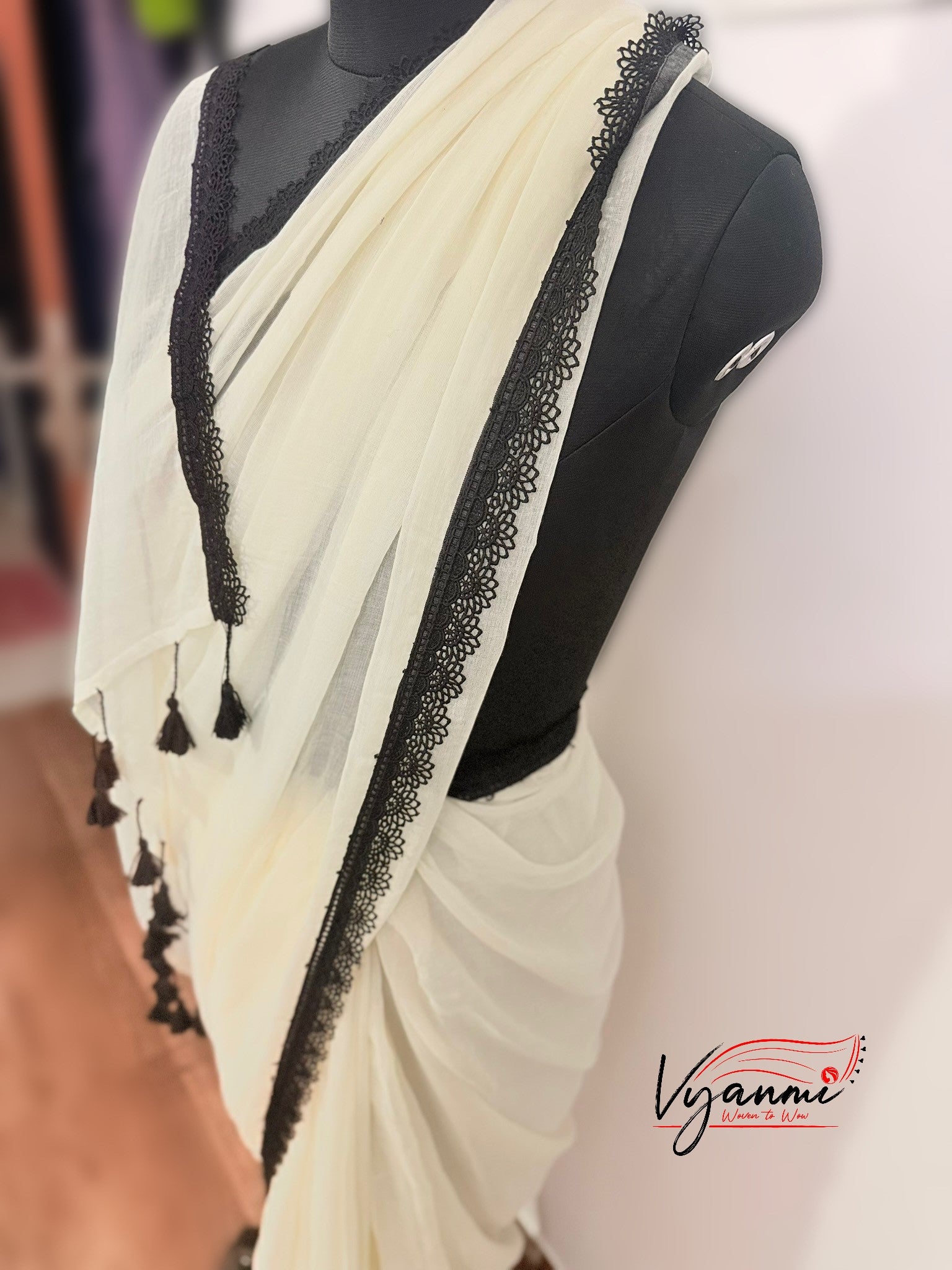 Vyanmi White Malai Mulmul Saree