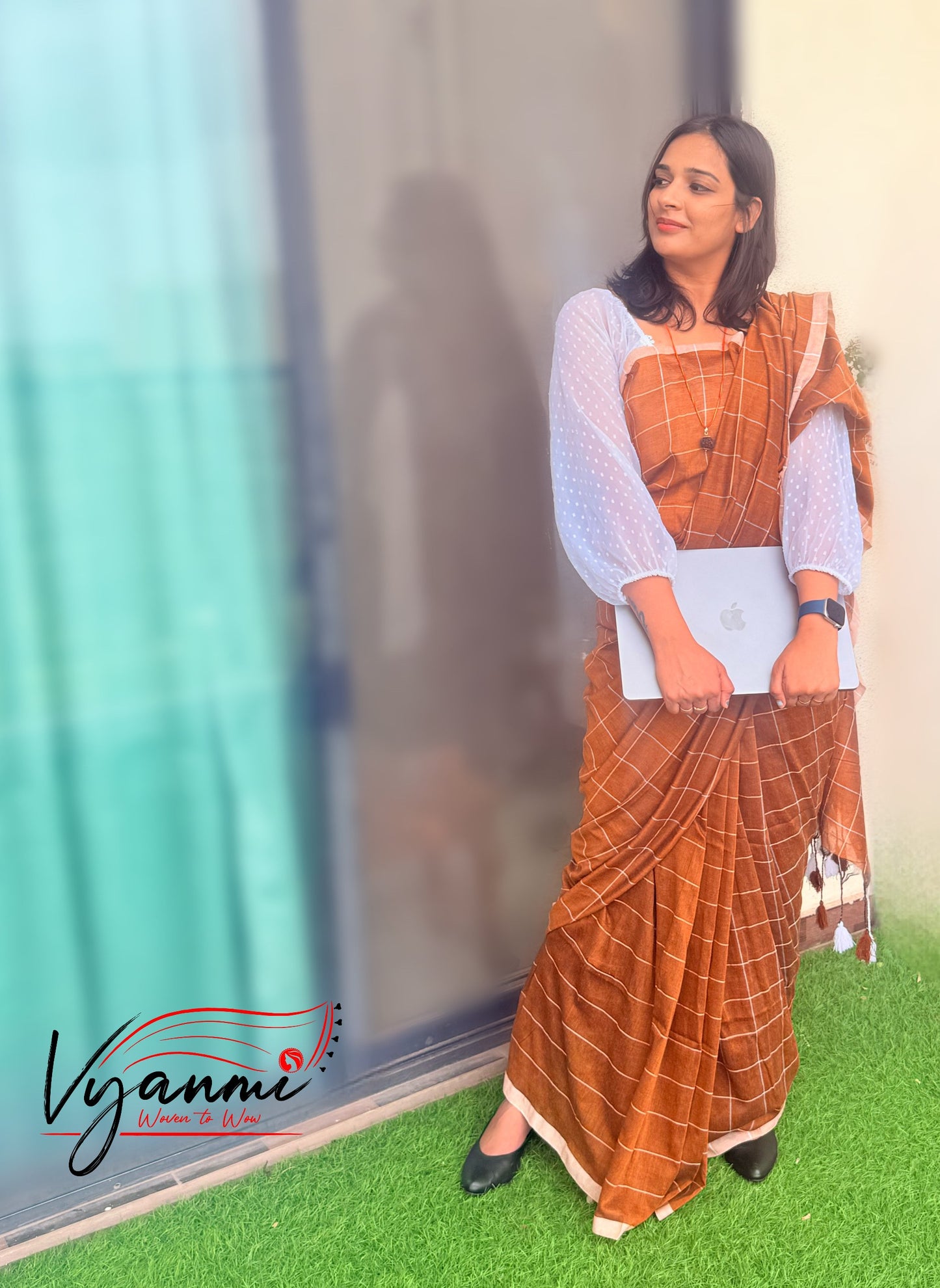 Vyanmi Brown Grid Handloom Saree
