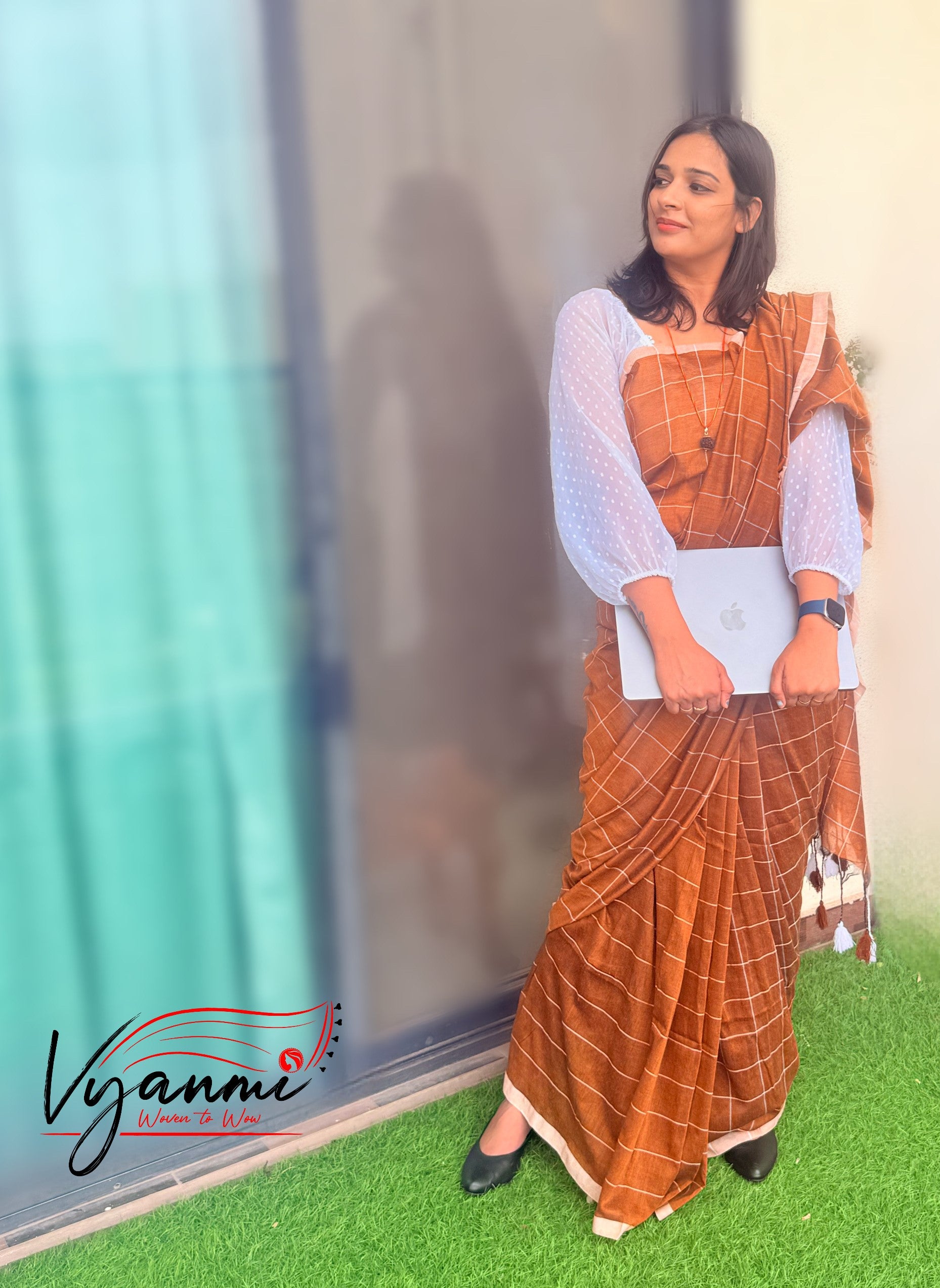 Vyanmi Brown Grid Handloom Saree
