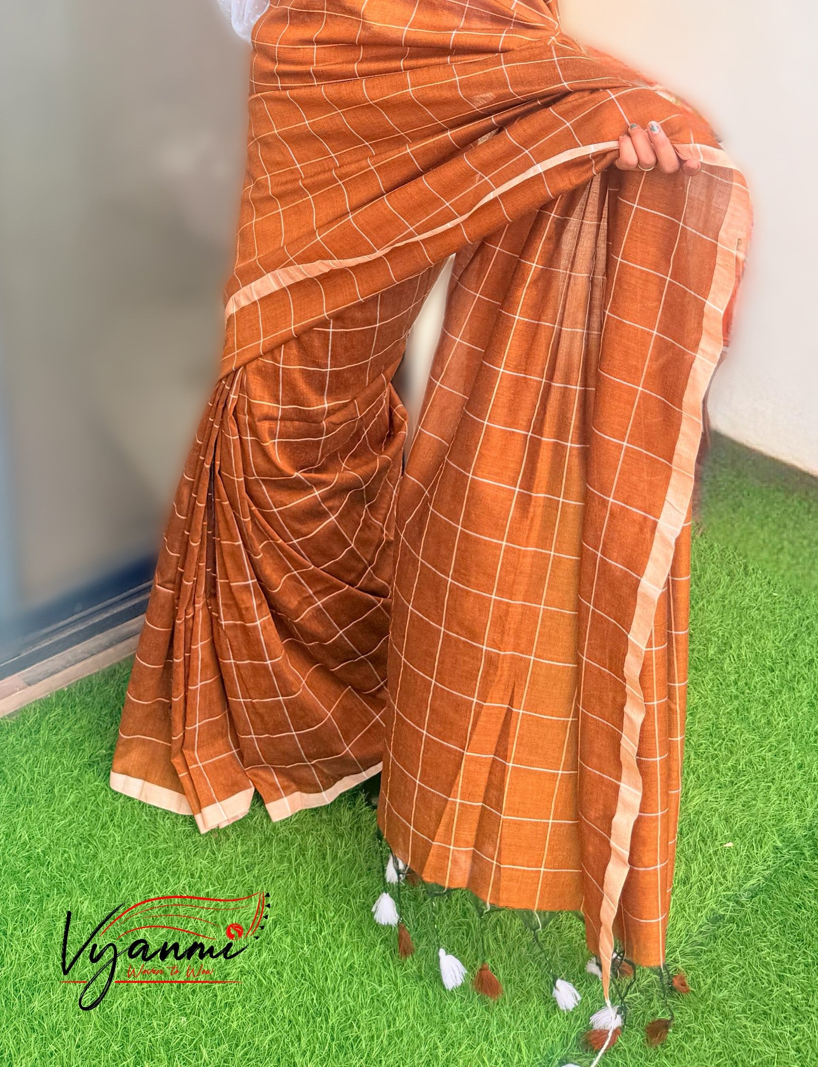 Vyanmi Brown Grid Handloom Saree