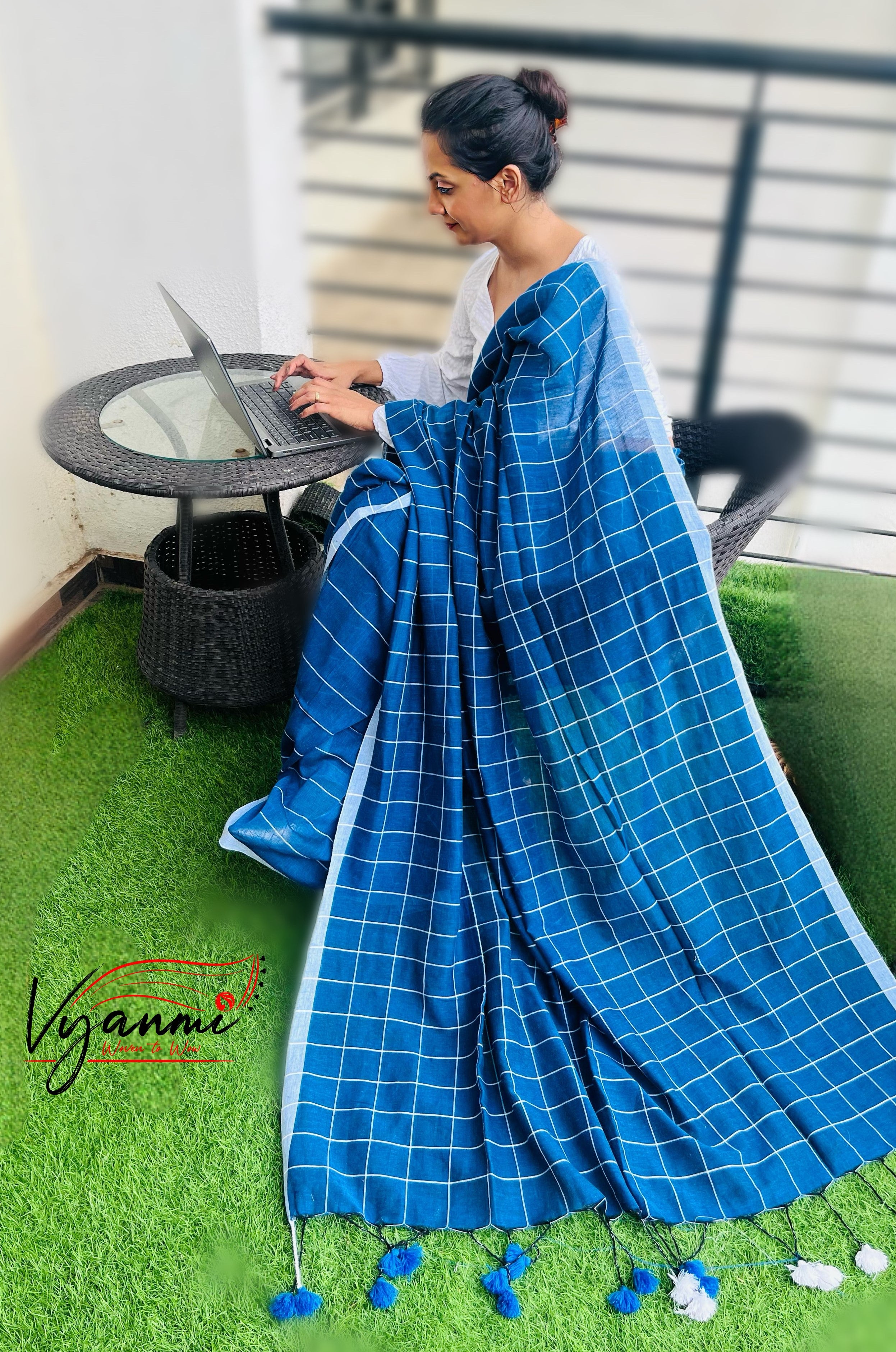 Vyanmi Blue Grid Handloom Saree