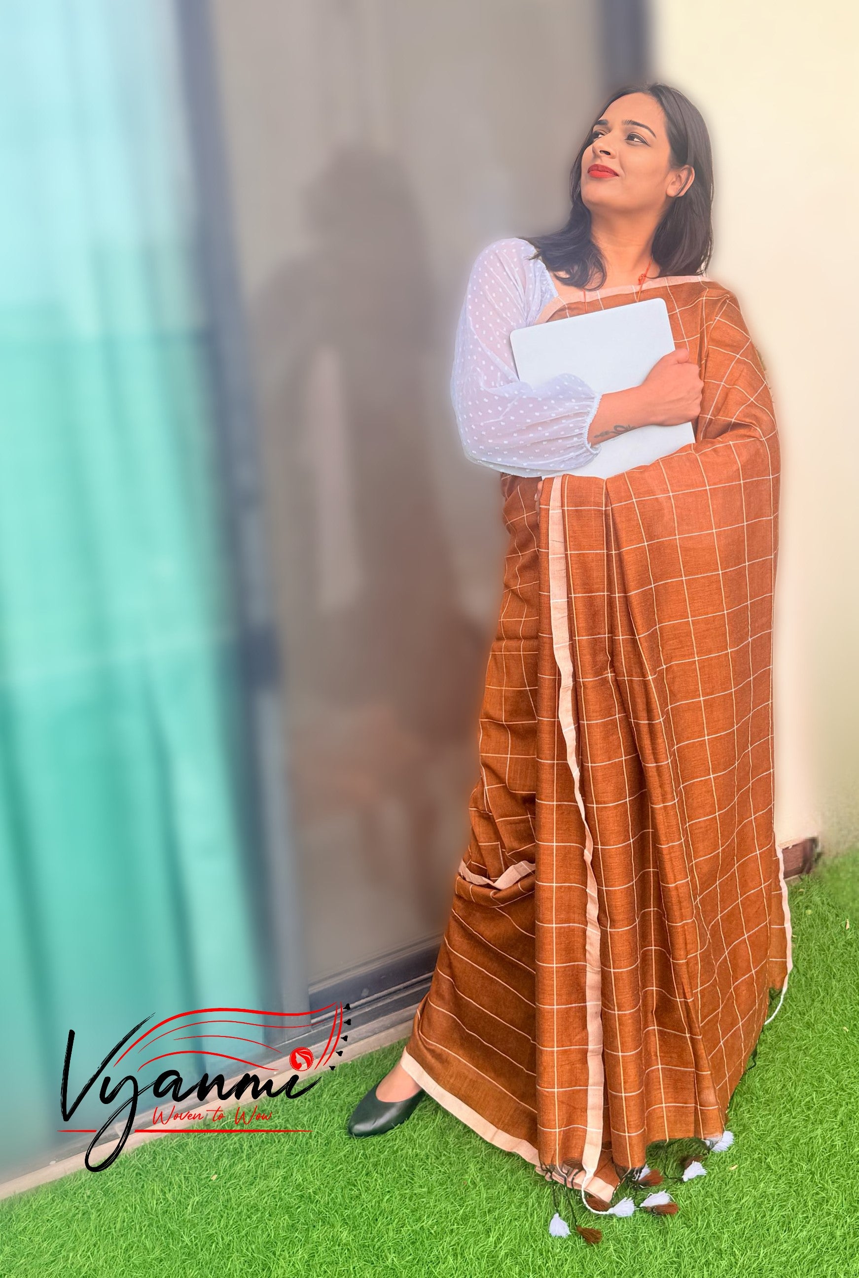 Vyanmi Brown Grid Handloom Saree