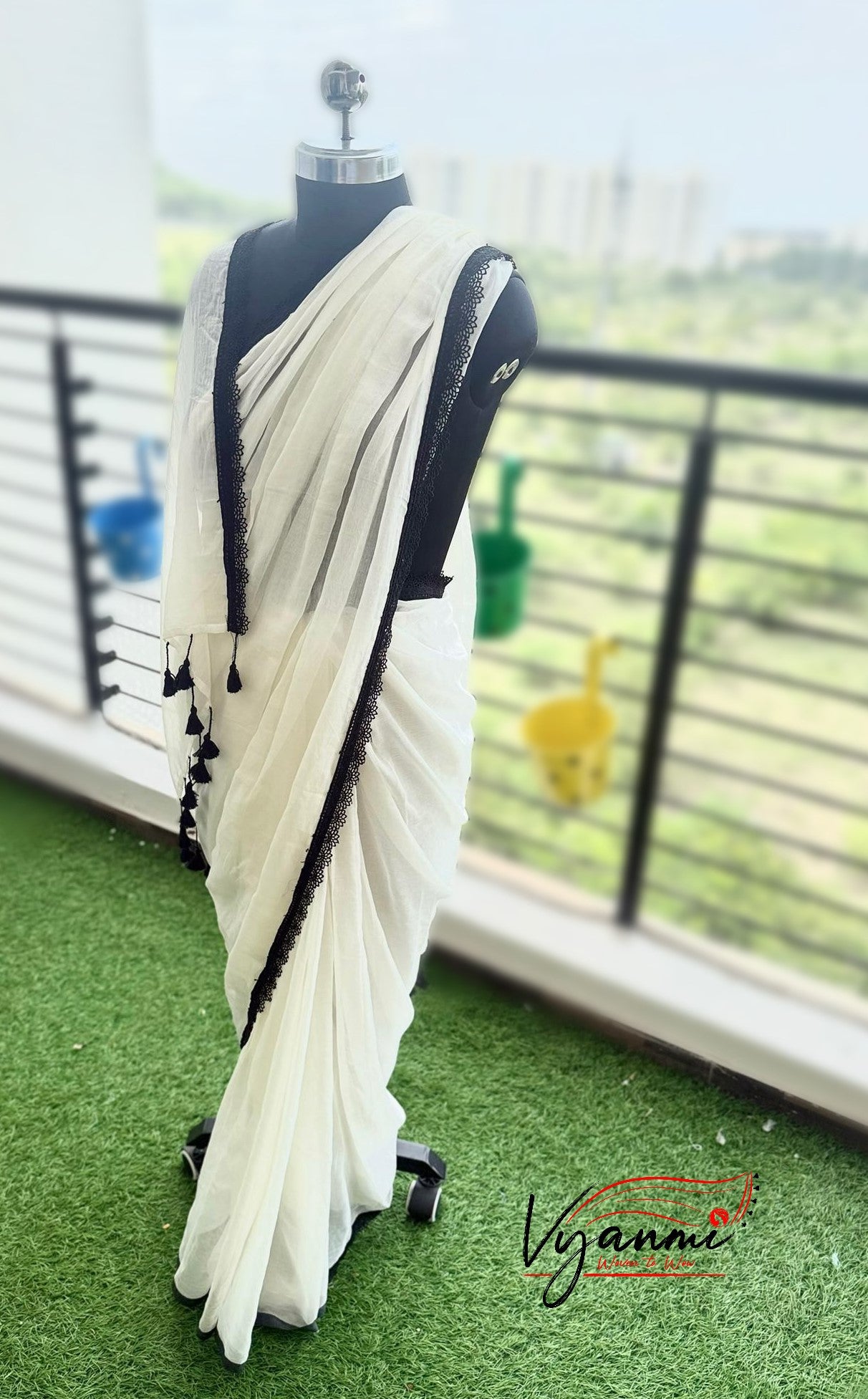 Vyanmi White Malai Mulmul Saree