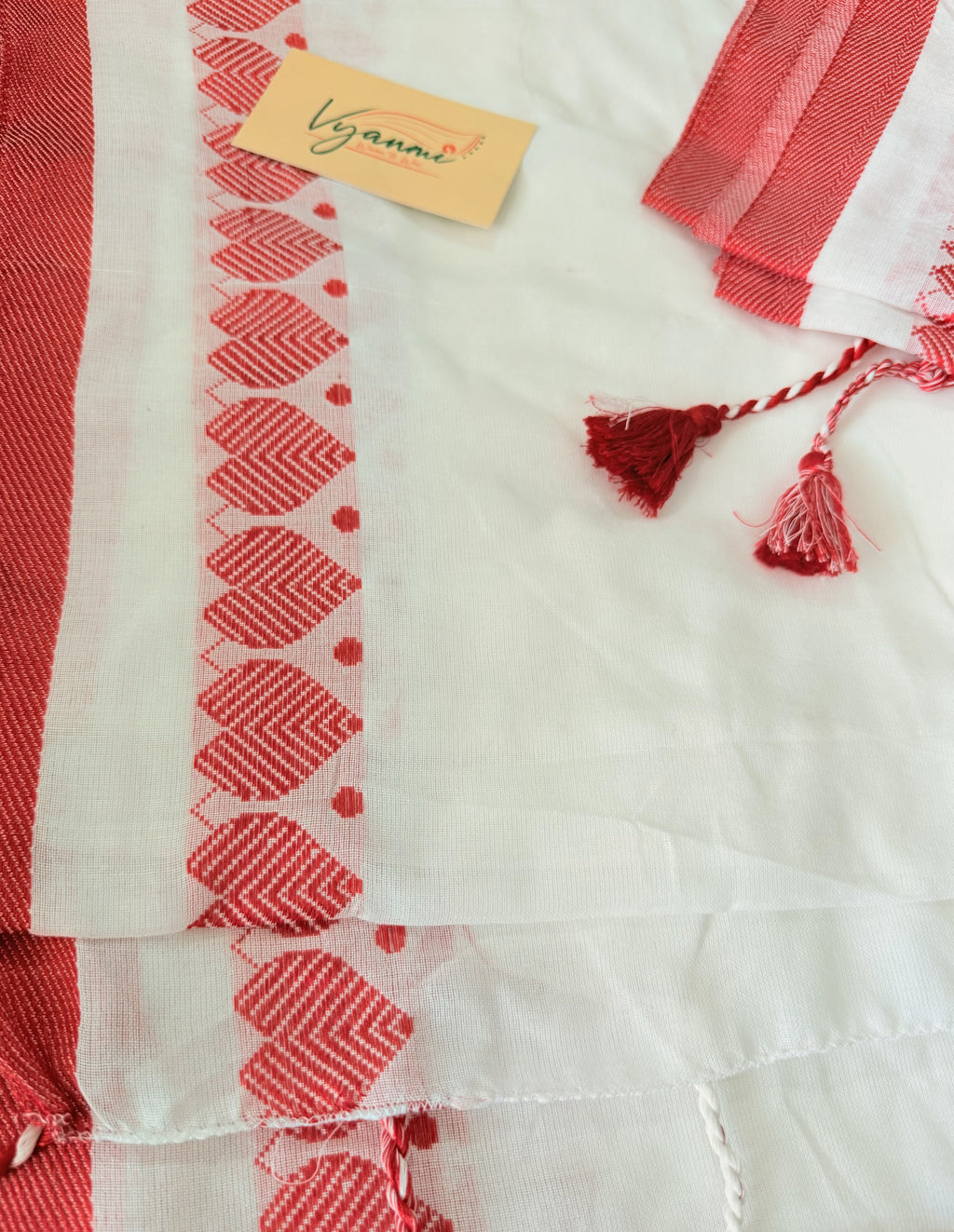Vyanmi Shwet-Laal Handloom Saree