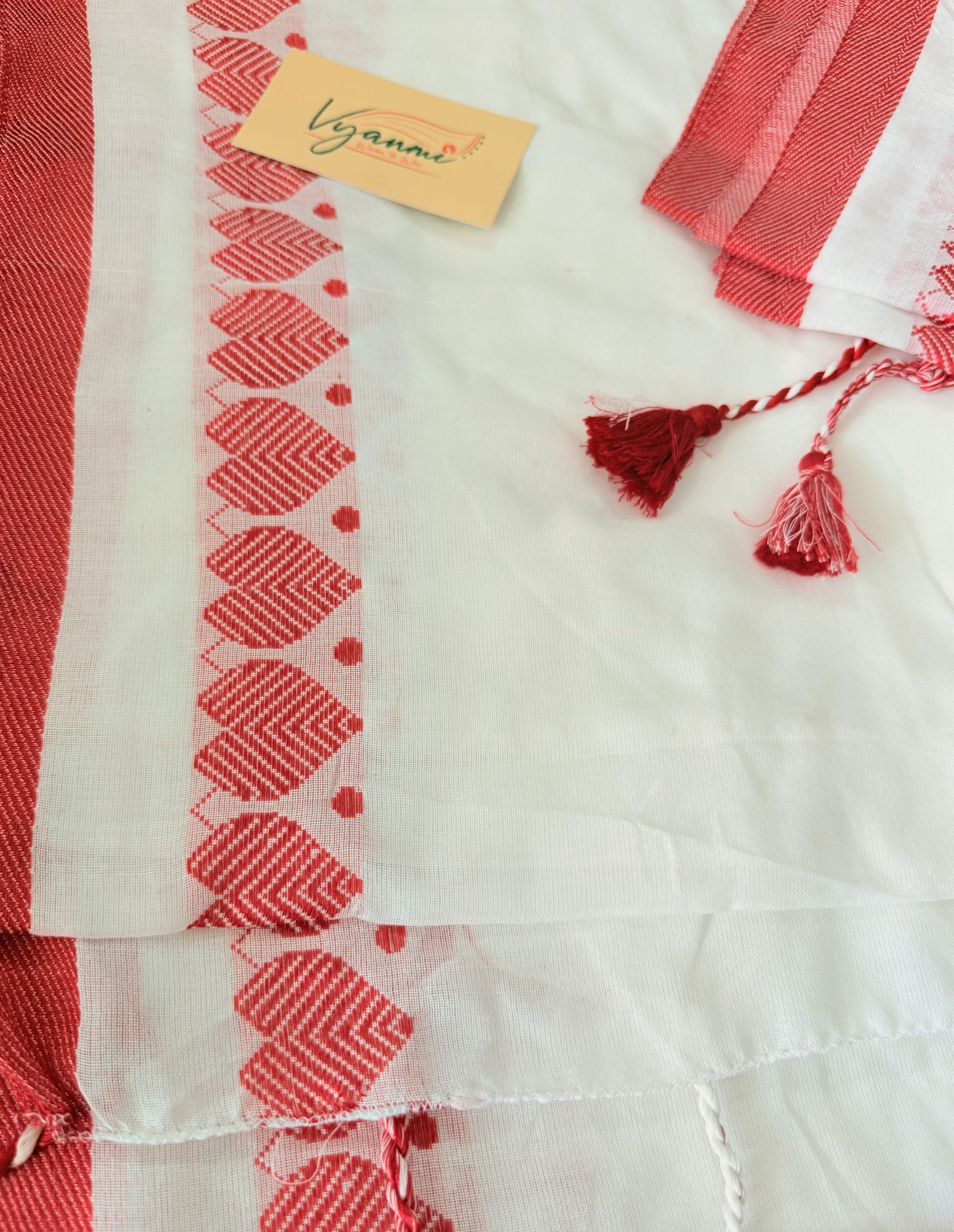 Vyanmi Shwet-Laal Handloom Saree